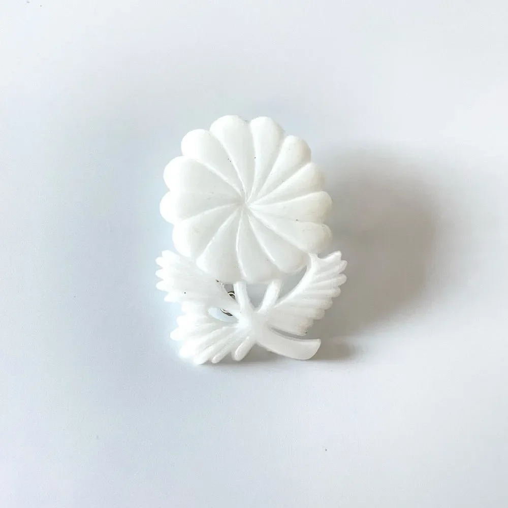 Vintage 60’s Plastic Flower Pin